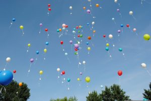 Luftballons im Himmel